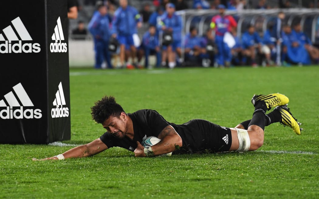Ardie Savea scores a try