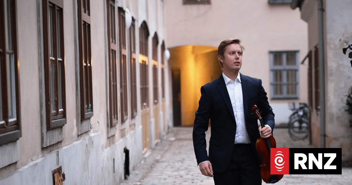 Emotional return to Town Hall for violinist | RNZ