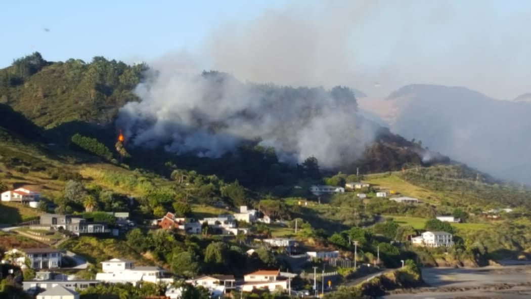 A bush fire is threatening homes around Shipwreck Bay.