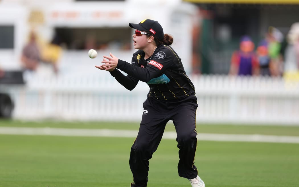 Wellington Blaze player Georgia Plimmer takes a catch during a Super Smash game 2024.