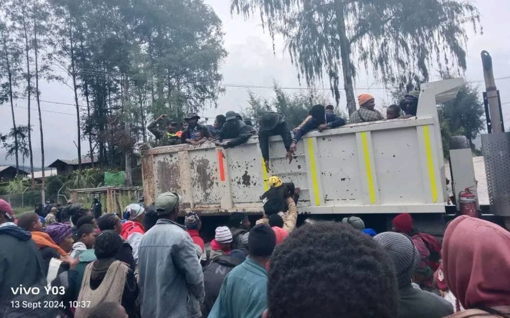 Hundreds of women and children have been displaced and there were reports of food shortages after five days of brutal fighting which broke out on Wednesday last week between rival clans living near the Porgera gold mine.