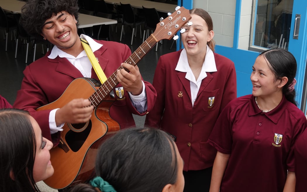 Prefect Kaian Burt, 17, leads his schoolmates in a post-lunch waiata. Photo: RNZ / Peter de Graaf