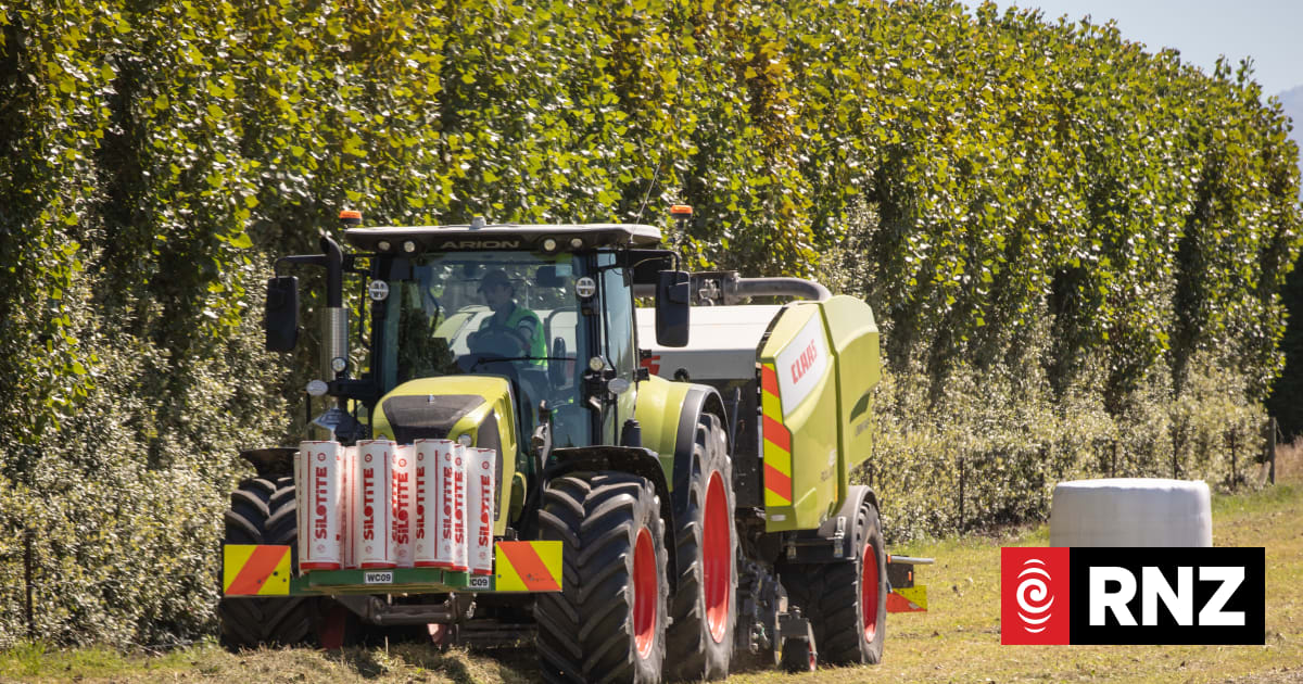 Farmers 'stuck having to use bale wrap' | RNZ