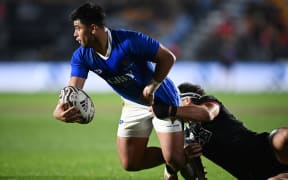 Manu Samoa centre Stacey Ili looks to offload.