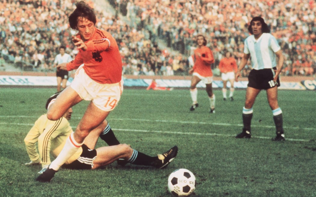 A file picture dated 26 June 1974 shows Johan Cryuff, then captain of the Dutch national team, on his way to scoring the 4-0 goal against Argentina at the 1974 FIFA World Cup in Gelsenkirchen, Germany. Photo: ROLAND SCHEIDEMANN/dpa 
ROLAND SCHEIDEMANN / DPA