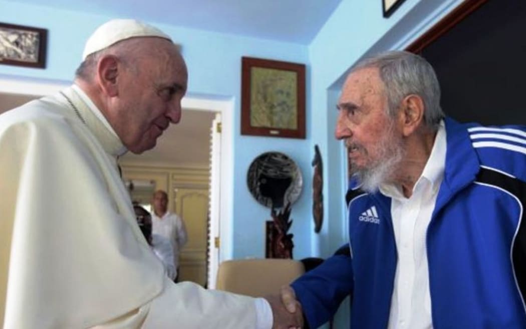 Photo released by Cuban Ministry of Foreign Relations of former Cuban president Fidel Castro (R) shaking hands with Pope Francis in Havana. AFP PHOTO / MINREX