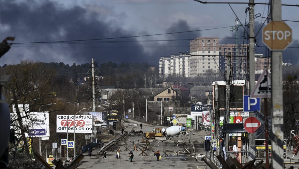 Residents evacuate the city of Irpin, north of Kyiv, on March 10, 2022. - Russian forces on March 10, 2022 rolled their armoured vehicles up to the northeastern edge of Kyiv,