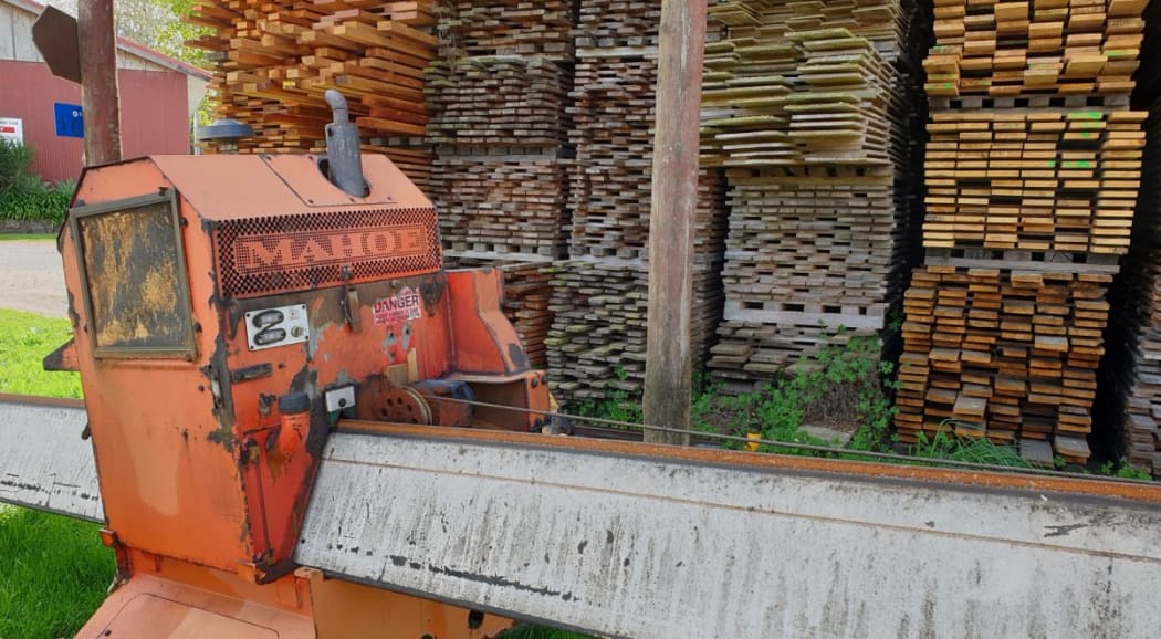 Mahoe wood clearance splitter