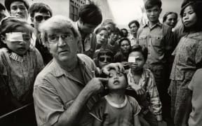 Fred Hollows with patient Tran Van Giap.