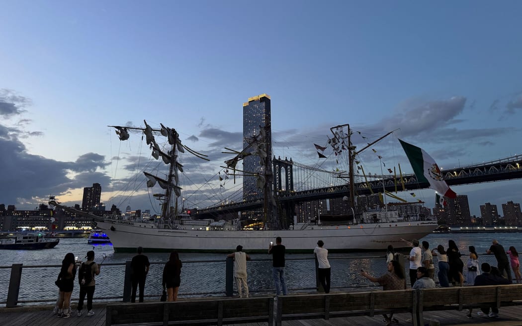 Cuauhtémoc Brooklyn Bridge crash. The ship's masts were damaged in the collision.
