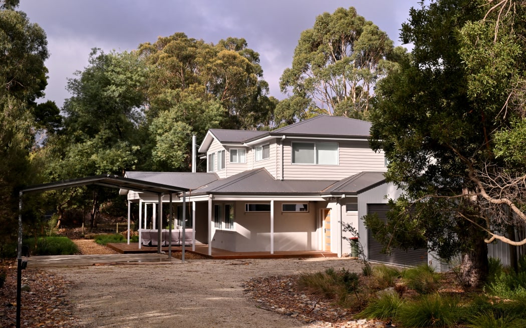 This photo taken in Leongatha on May 28, 2025 shows a general view of the home of Erin Patterson, an Australian woman who was on trial after being accused of murdering three members of her husband's family with a toxic mushroom-laced beef Wellington lunch. An Australian woman murdered her husband's parents and aunt by lacing their beef Wellington lunch with toxic mushrooms, a jury found on July 7, 2025 at the climax of a trial watched around the world. Keen home cook Erin Patterson hosted an intimate meal in July 2023 that started with good-natured banter and earnest prayer -- but ended with three guests dead. (Photo by William WEST / AFP)