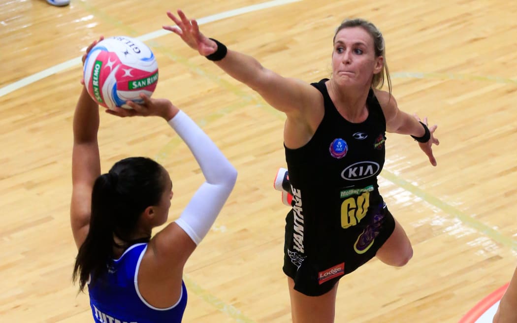 Silver Ferns team-mates Maria Tutaia (R) and Leana de Bruin go head to head