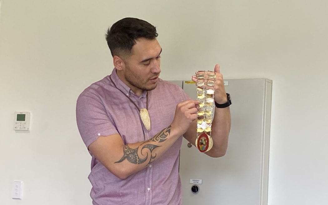 Far North Mayor Moko Tepania explains his Mayoral chains to a Mid North student workshop.