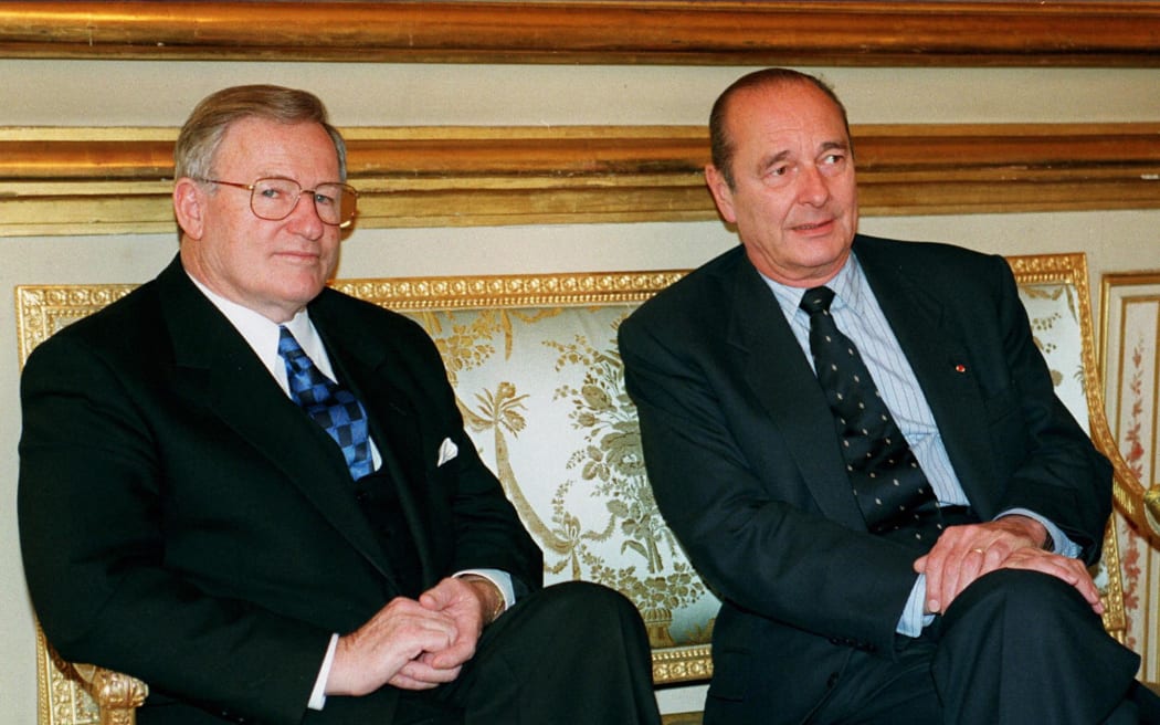 New Zealand Prime Minister Jim Bolger (L) talks with French President Jacques Chirac 28 Ocotber in the Elysee Palace. (Photo by JACK DABAGHIAN / POOL / AFP)