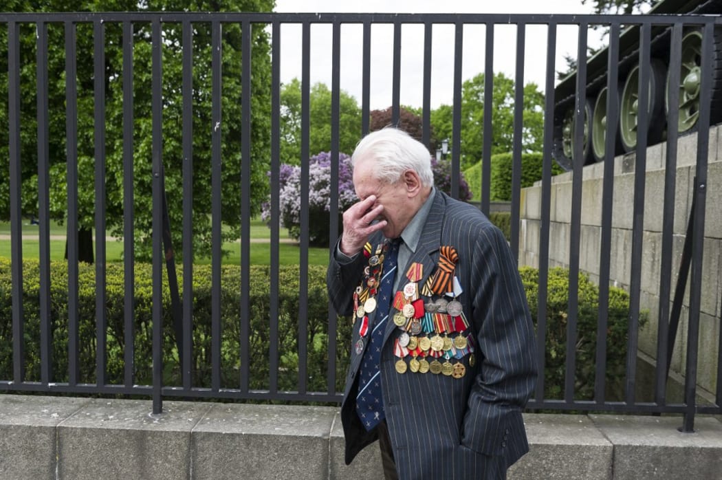 The Ukrainian veteran David Dushman mourns during a memorial service of Ukraine on 05.08.2015 at the Soviet memorial on the Straße des 17. Juni in Berlin , Germany during a memorial stone with a Russian tank . Dies in June  2020
