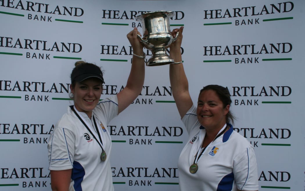 The Boyd sisters Mandy and Angela defended their women's pairs title