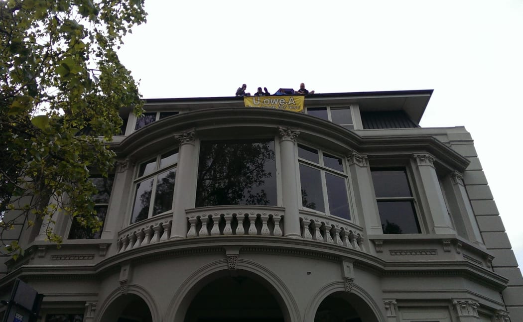 Students at the University of Auckland have chained themselves to the Vice-Chancellor's office and the roof of his building