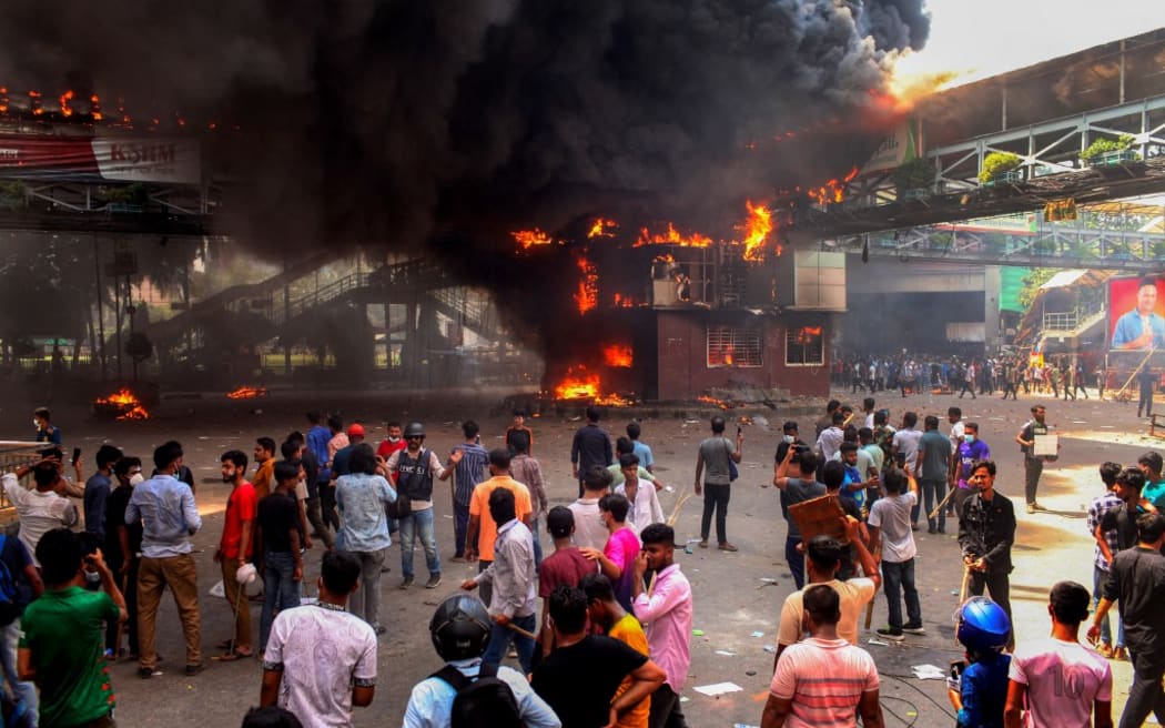 Anti-quota protesters clash with the police in Dhaka on July 18, 2024. Bangladesh woke on July 19 to survey destruction left by the deadliest day of ongoing student protests so far, which saw government buildings torched by demonstrators and a nationwide internet blackout put into effect. (Photo by AFP)