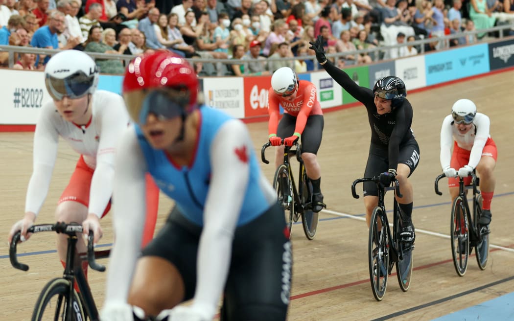 New Zealand's Ellesse Andrews (2R) celebrates after winning in the women's keirin final on day four of the Commonwealth Games, on 1 August 2022.