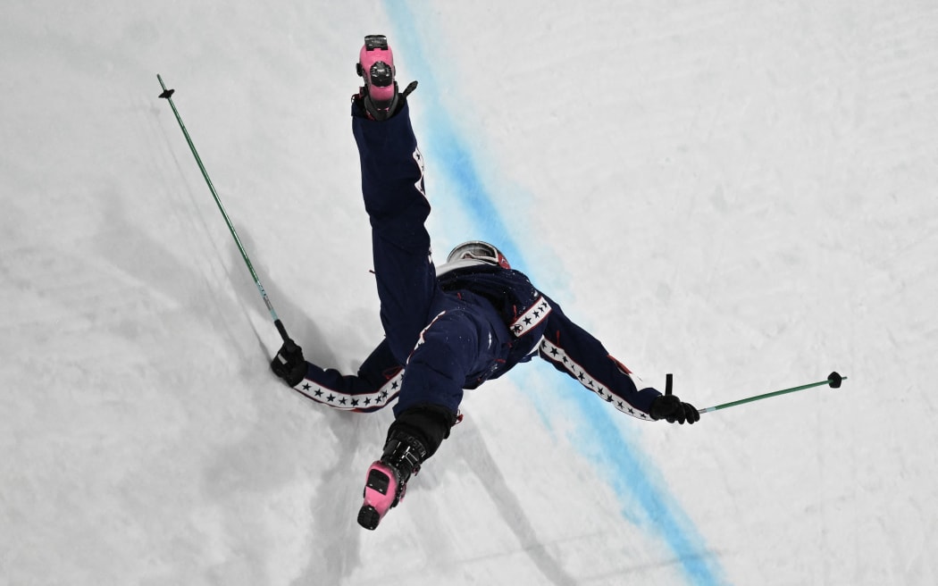 USA's Nick Goepper falls while competing in the freestyle skiing men's freeski halfpipe final run 3 during the Milano Cortina 2026 Winter Olympic Games at Livigno Snow Park, in Livigno (Valtellina), on February 20, 2026. (Photo by Jeff PACHOUD / AFP)
