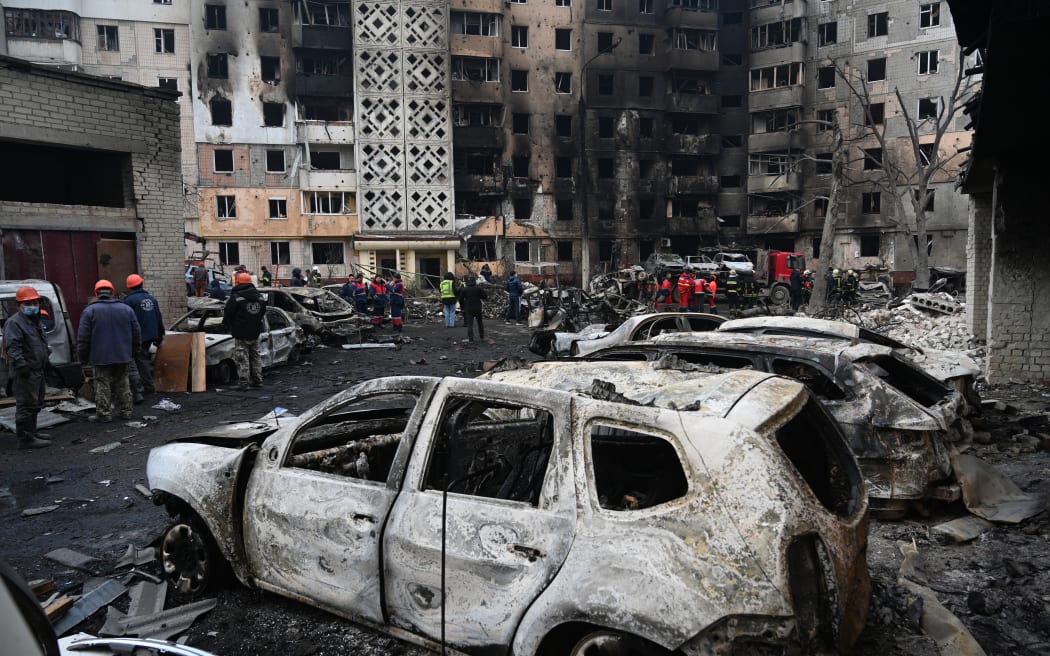 Ukrainian rescue personnel and medics operate at the site of a heavily damaged residential building following Russian air strike in the city of Ternopil, on November 19, 2025, amid the Russian invasion of Ukraine. The number of people killed in a Russian missile and drone strike on the western Ukrainian city of Ternopil rose to 25, including three children, the interior ministry said Wednesday. (Photo by YURIY DYACHYSHYN / AFP)
