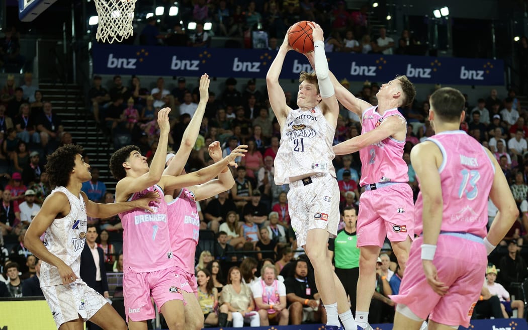 Sam Waardenburg of the Taipans in action against the Breakers.