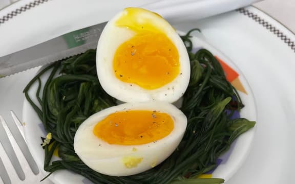 The 'perfect egg' is a subjective concept but scientists think they have a technique that gets the optimum cook on both whites and yolks. (Supplied: Foam Lab)