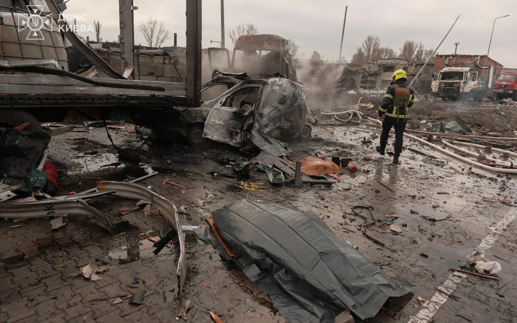 In this handout photograph taken and released by the Ukrainian Emergency Service on November 25, 2025, a Ukrainian rescuer works at the site of an air attack in Kyiv, amid the Russian invasion of Ukraine. Russia rained missiles and drones overnight on Kyiv, killing six people, authorities said on November 25, 2025, as three people died in Russia's Rostov region in massive Ukrainian strikes. (Photo by Handout / UKRAINIAN EMERGENCY SERVICE / AFP) / RESTRICTED TO EDITORIAL USE - MANDATORY CREDIT "AFP PHOTO / UKRAINIAN EMERGENCY SERVICE" - NO MARKETING NO ADVERTISING CAMPAIGNS - DISTRIBUTED AS A SERVICE TO CLIENTS