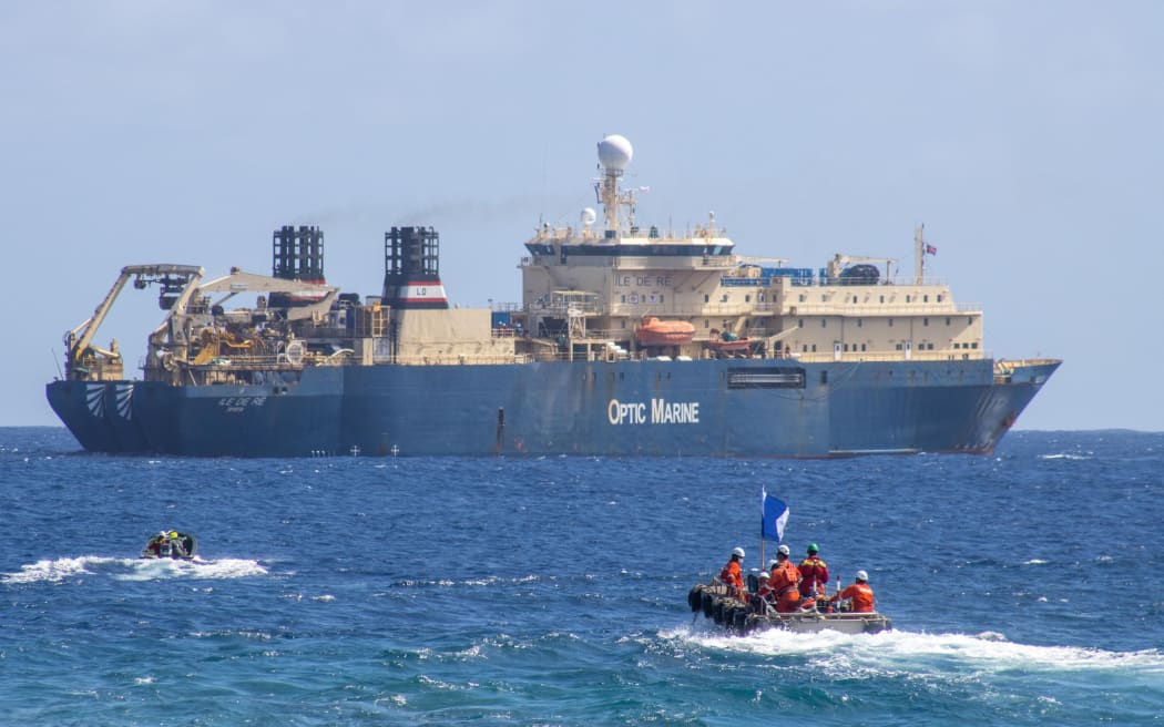 Cable workers went back and forth between ship and land to prepare the landing