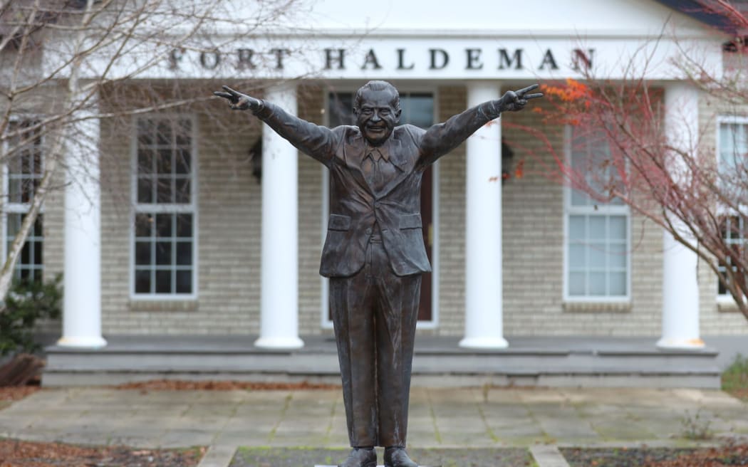 Richard Nixon statue - single use only