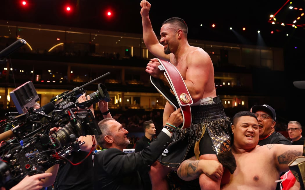 Joseph Parker świętuje zwycięstwo nad Zhilei Zhangiem (nie na zdjęciu) pasem tytułowym po walce o tymczasowy tytuł mistrza świata WBO w wadze ciężkiej pomiędzy Zhilei Zhangiem i Josephem Parkerem na karcie bokserskiej Knockout Chaos w Kingdom Arena 8 marca 2024 r. w Riyadzie w Arabii Saudyjskiej.