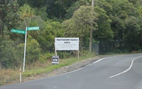 A sign for the rāhui seen heading towards Piha.
