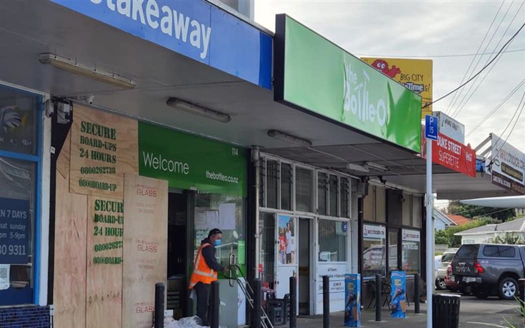 The Bottle-O liquor store in Three Kings in Auckland has been targeted by thieves for the second time in a fortnight.