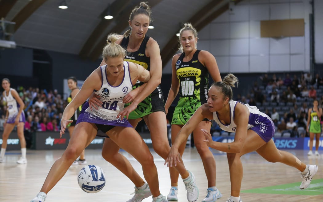 Jamie Hume (left) gets a pass from Mila Reuleu-Buchanan, with Pulse defenders Kelly Jury and Maddie Gordon in close attendance.