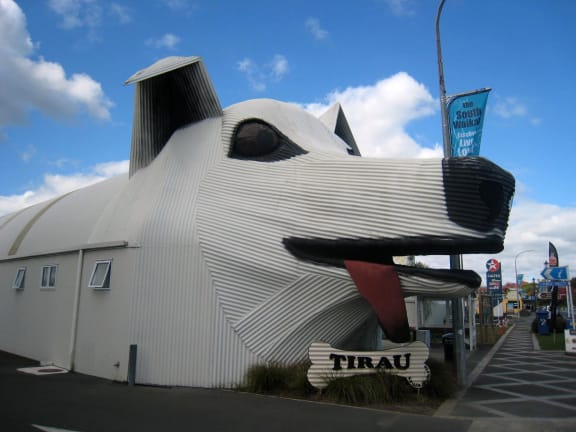 Steven's first corrugated creation the famous dog, which now houses the local information centre.