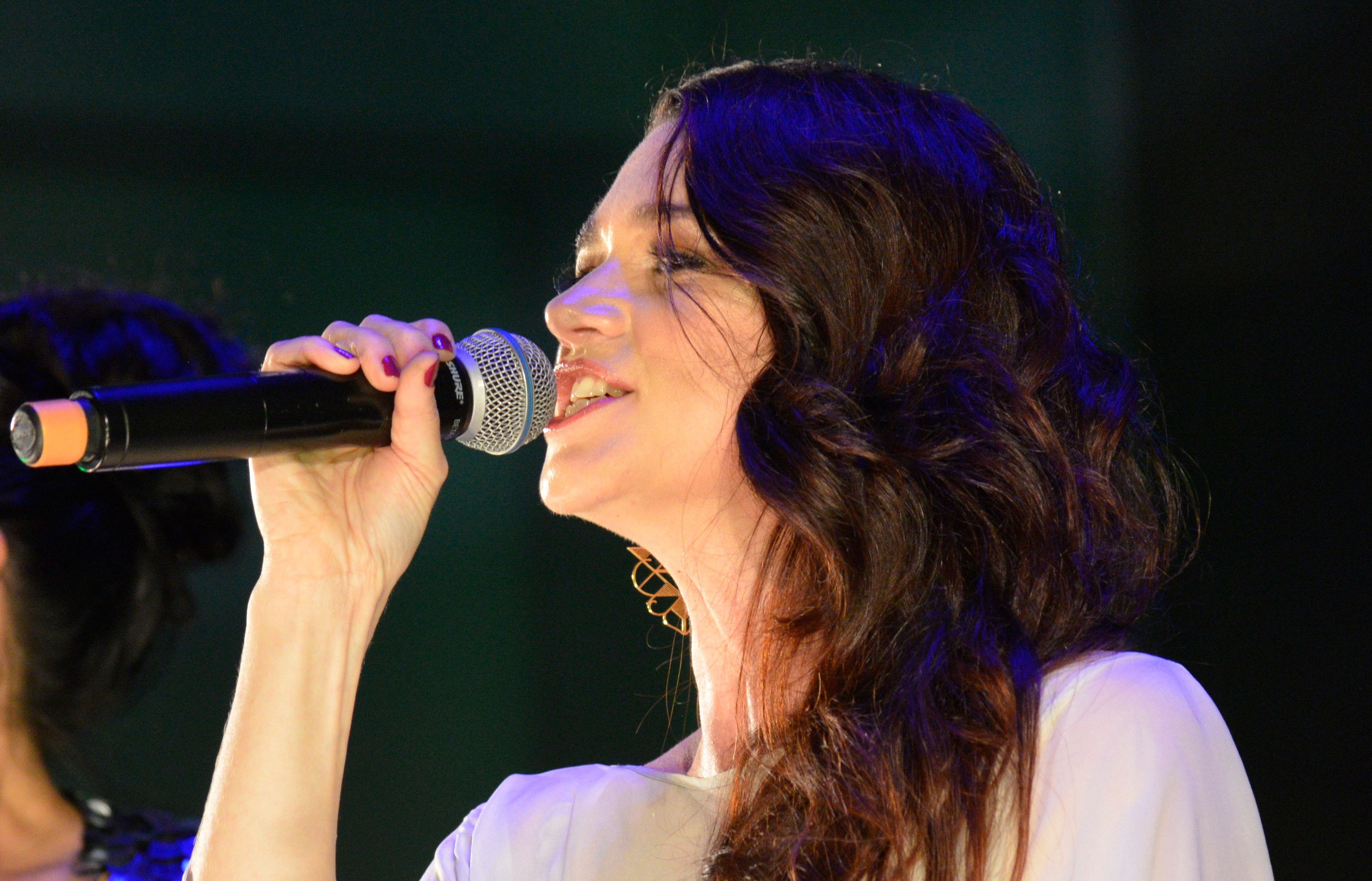 Julia Deans performs with Alchemy