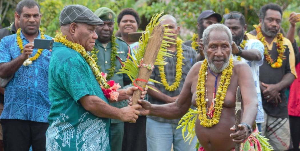 Paramount Chief Taribuluk (R) and Vanuatu Prime Minister Bob Loughman (L)