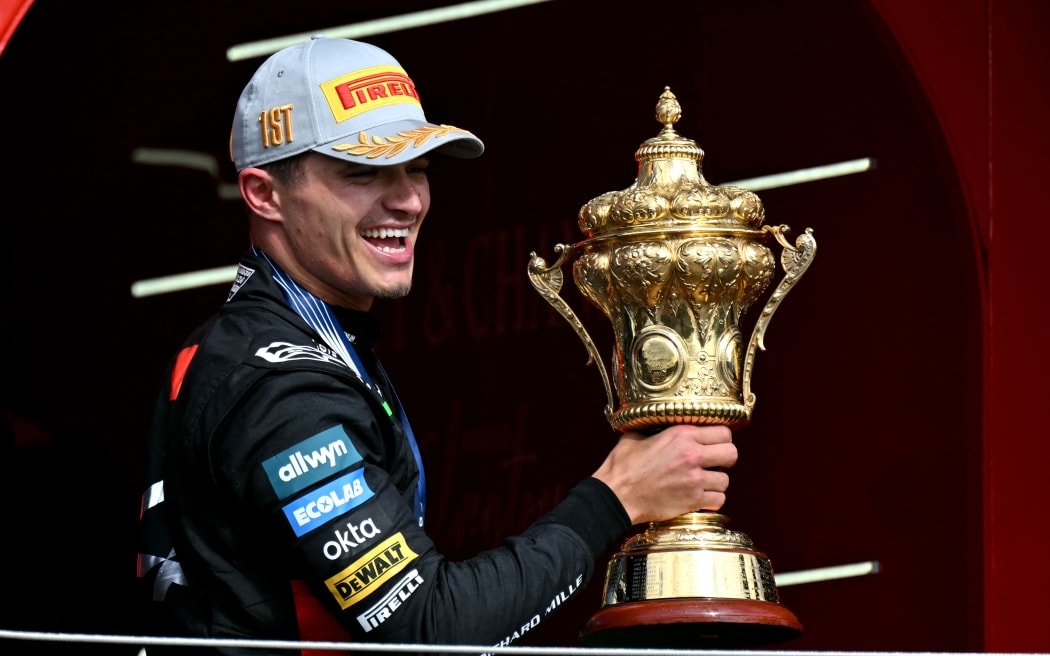 McLaren's British driver Lando Norris lifts the first place trophy after winning the Formula One British Grand Prix at Silverstone, 6 July, 2025. (Photo by Andrej ISAKOVIC / AFP)