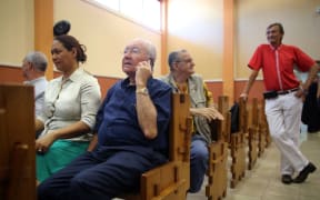 Gaston Flosse makes phone call during 2014 OPT appeal court trial in Tahiti