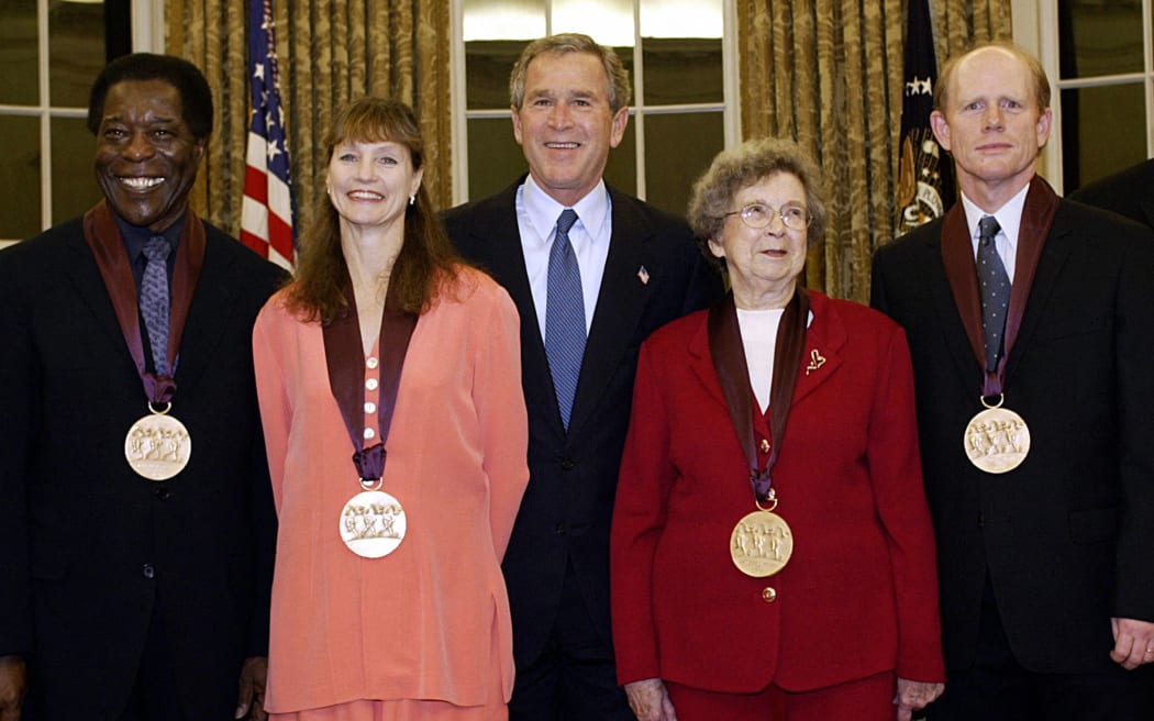 US President George W. Bush (C) stands in the Oval Office of the White House in Washington, DC, with recipients of the National Medal of Arts (from L) blues musician Buddy Guy, dancer and artistic director Suzanne Farrell, children's book author Beverly Cleary and actor-director Ron Howard.