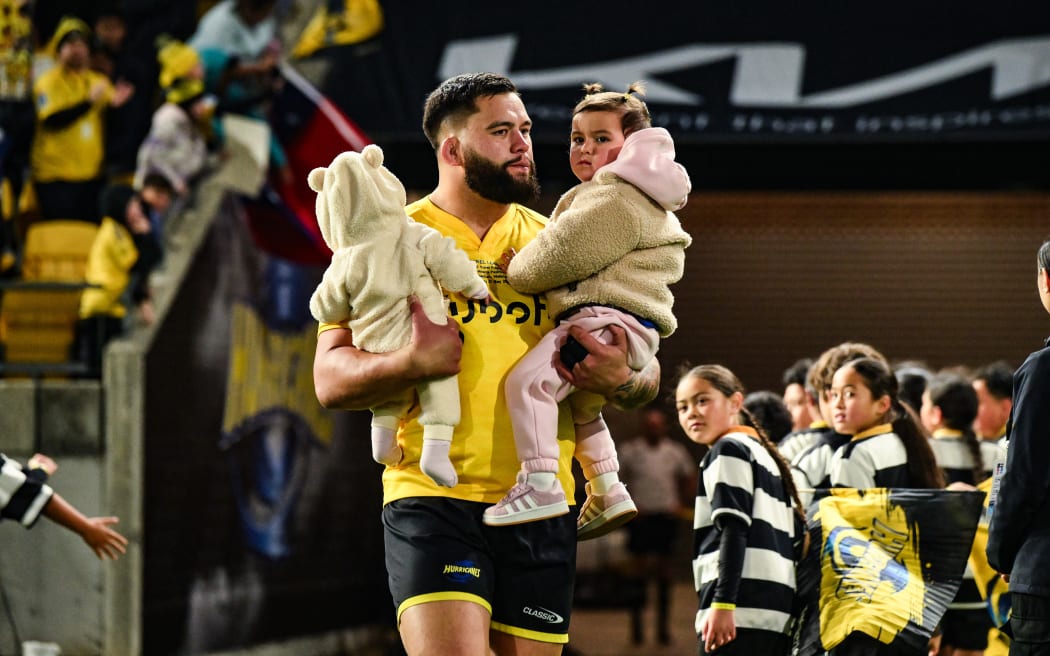 Tyrel Lomax of the Hurricanes with his children before his 100th Super Rugby game, Hurricanes v Moana Pasifika, round 16 of the Super Rugby Pacific competition at Sky Stadium, Wellington, New Zealand on Saturday 31 May 2025. Photo: Elias Rodriguez / Photosport