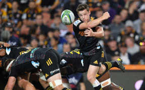 Chiefs halfback Brad Weber throws a pass during his side's Super Rugby match against the Crusaders in 2020.