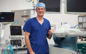 Dr Simon Young is an orthopaedic surgeon specialising in knee surgery.