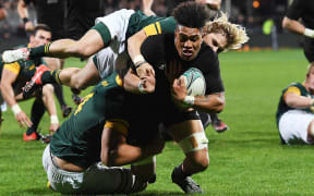 Ardie Savea scores.