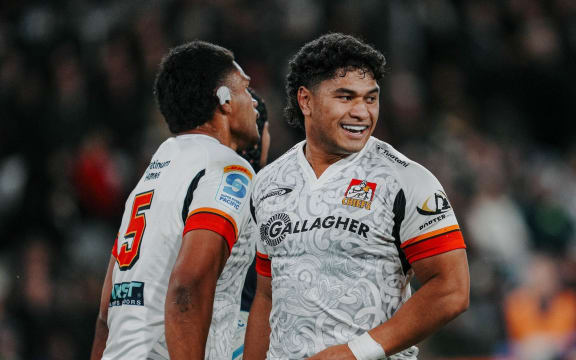 Chiefs Tupou Vaa'i is congratulated by Chiefs Wallace Sititi during the Highlanders v Chiefs, Super Rugby Pacific match, Forsyth Barr Stadium, Dunedin, New Zealand. Friday, 30 May 2025, (Photo by Michael Thomas / action press)