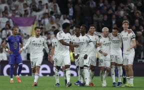 Real Madrid's Vinicius Junior, centre, celebrates with teammates after scoring his team's fifth goal during the UEFA Champions League match against AS Monaco in Madrid, 20 January, 2026.  (Photo by Pierre-Philippe MARCOU / AFP)
