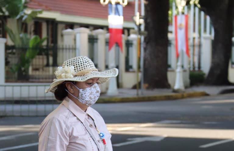 French Polynesian va'ine with mask
