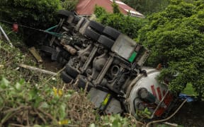 A large truck went down a bank on Mortimer Terrace in the Wellington suburb of Aro Valley on 14 November 2024 causing the evacuation of three houses as a safety precaution.