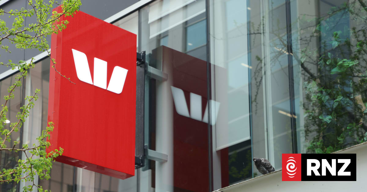 Westpac cuts fixed home loan rate