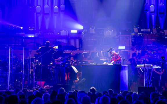Ché-Fu and the Kratez and the Auckland Philharmonia on the Auckland Town Hall stage.